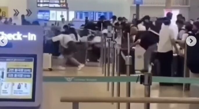 체크인 먼저 하려 100명이 ‘우르르’…인천공항 집단 새치기 뭐지?[영상]