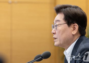 靑 “4년 중임 대통령제, 국민수용성 높아…개헌, 국회서 논의·추진 바람직”