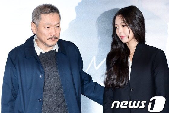 홍상수·김민희, 로카르노영화제 감독상·최우수연기상…손 꼭 잡았다