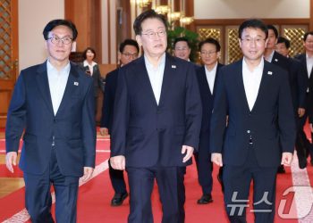 李대통령 지지율 38.9%, 첫 30%대…민주43.9%-국힘 37.3% [조원씨앤아이]