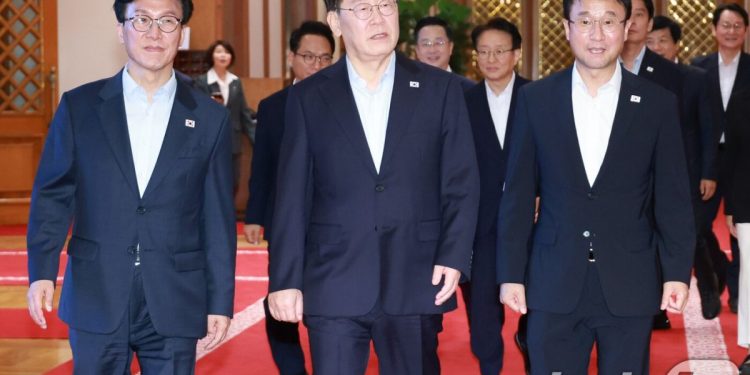 李대통령 지지율 38.9%, 첫 30%대…민주43.9%-국힘 37.3% [조원씨앤아이]