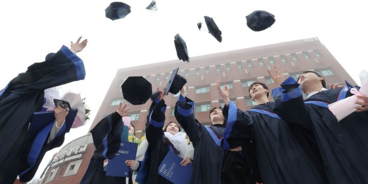 한국 청년 10명 중 7명 대학 이상 졸업…18년째 OECD 1위