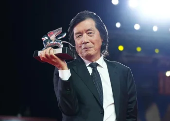 이창동, 24년 만에 베니스 또 품었다…’가능한 사랑’ 심사위원대상 영예