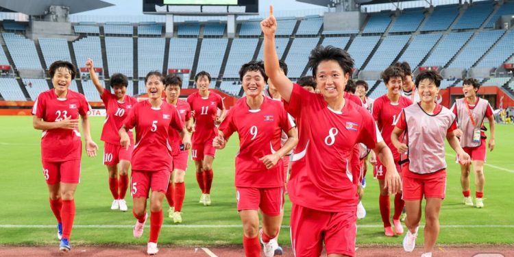 남북 여자축구 동반 8강 진출…21일 조 1위 놓고 맞대결[AG]