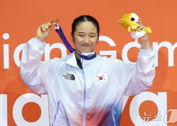 안세영 ‘완벽한 대관식’…24년 恨 푼 여복·쿠라시도 새 역사[AG]