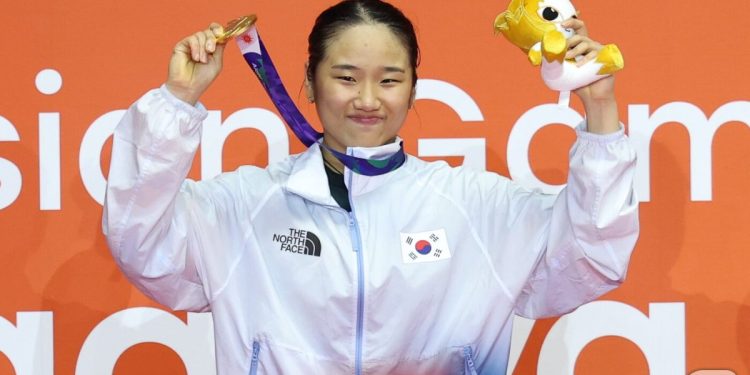 안세영 ‘완벽한 대관식’…24년 恨 푼 여복·쿠라시도 새 역사[AG]