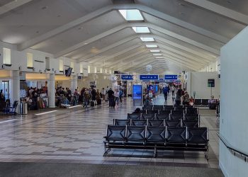 사바나 국제공항 정전…항공편 지연·회항 잇따라
