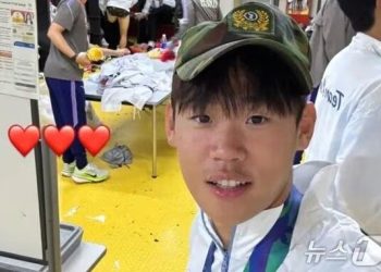 주장 “군대 갈 뻔” 막내 ‘전역모 인증샷’…축구 4연패 뒤 세리머니 자책골[AG]