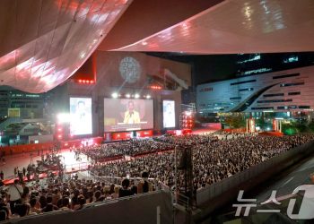 달라진 위상 BIFF, 영화 축제 개막…양자경·이자벨 위페르 부산 집결