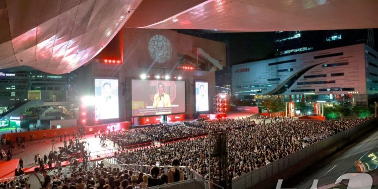 달라진 위상 BIFF, 영화 축제 개막…양자경·이자벨 위페르 부산 집결