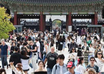 “중국인들 대변보고 담배까지 뻐끔”…수난의 경복궁, 보수비 1억 넘었다
