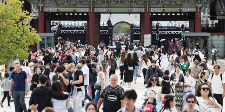 “중국인들 대변보고 담배까지 뻐끔”…수난의 경복궁, 보수비 1억 넘었다