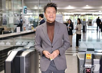 박진영 ‘시스루 패션’ 국감장 파격 등장…”별문제 없어”vs”직급에 맞게”