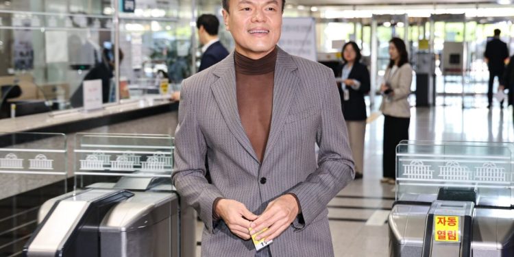 박진영 ‘시스루 패션’ 국감장 파격 등장…”별문제 없어”vs”직급에 맞게”