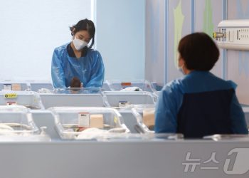 ‘저출산 대책→인구전략’ 20년만에 틀 바꿨다…출산율 대신 ‘삶의 질’ 목표