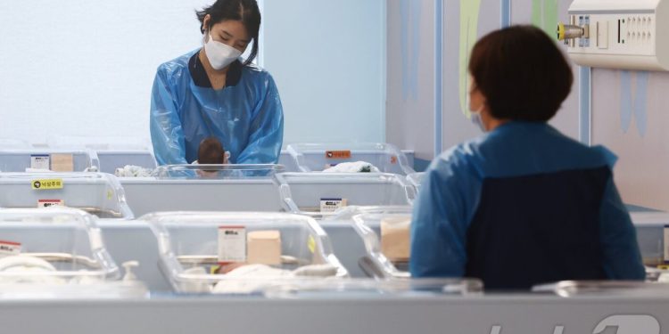 ‘저출산 대책→인구전략’ 20년만에 틀 바꿨다…출산율 대신 ‘삶의 질’ 목표