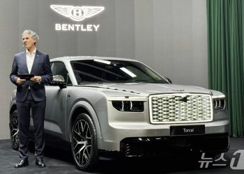 벤틀리 CEO “한국은 세계 車 트렌드 이끄는 시장”…첫 전기차 공개