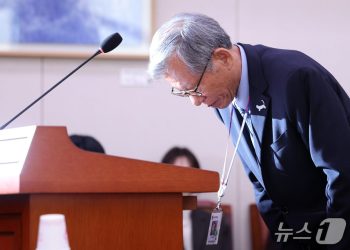 ‘친일파 글씨 전시 논란’ 유홍준 관장 “모두 내 책임…박물관 명예 위해 물러나”