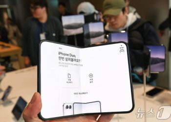 가운데 ‘쩍’ 갈라지는 아이폰 듀오…힌지 결함 의혹에 리콜 우려