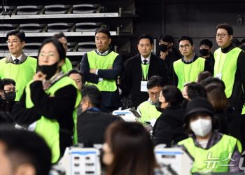 올공 투표지 247만장, 146일만 반출…이상투표지는 국과수 등으로