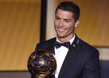 호날두, 팬 선정 ‘역대 최고 발롱도르’ 1위…메시 제쳤다